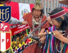 Chamanes peruanos en acción para el partido ante Ecuador.