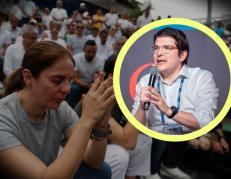 Personas oraron y marcharon por la paz frente a la clínica Santa Fe tras el atentado.