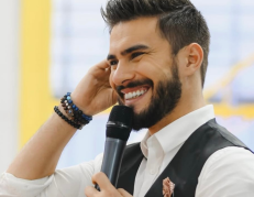 El presentador Carlos Scavone.
