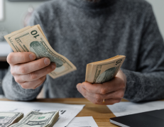 El SRI enfrenta nueva ola de reclamos por retrasos en la devolución del IVA.