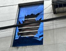 La infraestructura quedó con daños en las ventanas.