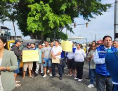 Un grupo de tricimoteros realizó un plantón este 23 de junio.