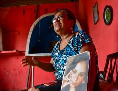 La madre de la mujer aplastada por un contenedor en Guayaquil busca saber sobre sus nietos.