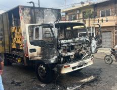 En Pascuales, un camión de cerveza fue incendiado.