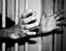 El religioso fue condenado a 30 años por violar a una joven por años.