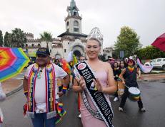 Participantes del Desfile del Orgullo LGBTI en Loja, con vestuarios coloridos, recorrieron el centro de la ciudad bajo la lluvia para exigir respeto e inclusión.
