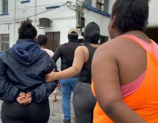 La Policía detuvo a algunas mujeres para investigación.