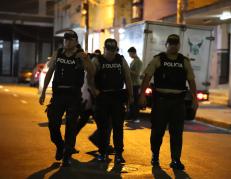 La Policía llegó al lugar y realizó el levantamiento del cadáver.