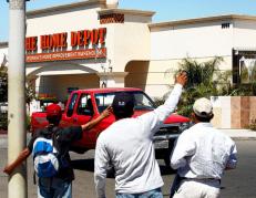 Jornaleros han aprovechado los exteriores de negocios como Home Depot para encontrar empleo.