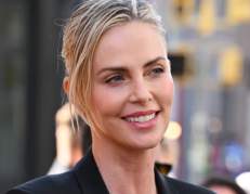Charlize Theron habló de sus experiencias sexuales en un podcast.