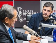 El alcalde Aquiles Álvarez, en su espacio radial de los miércoles.