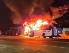 Tras la colisión de una moto contra un bus, un hombre falleció.