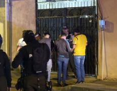 El hombre quedó sin vida en el patio del inmueble.