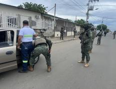 Militares se desplegaron en Manta y Portoviejo.