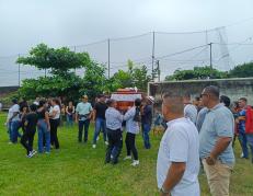 El ataúd donde estaba ‘Garrincha’ fue colocado junto al arco del barrio donde celebró muchos goles.