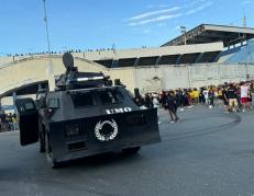 Miembros de la Policía Nacional y Fuerzas Armadas resguardan los alrededores del estadio Jocay, horas antes del duelo entre Delfín y Barcelona.