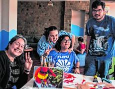 Las psicoanalistas Blanca Nájera y María Beatriz Paredes escuchan a los jóvenes que forman parte de Atrios.