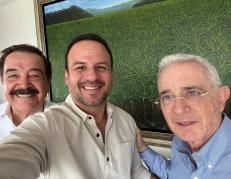 El exasambleísta Jorge Acaiturri (centro) respalda el mensaje que brindó Nebot (izquierda) a los guayaquileños.
