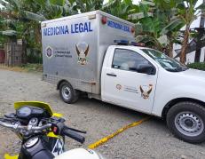 La víctima quedó tendida en la calzada junto a la motocicleta en la que viajaban.