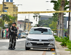 La víctima fue acribillada dentro de su vehículo, en el sur de Guayaquil.