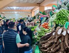 Controles en mercados durante el parto nacional en Ecuador
