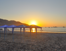 Feriado de noviembre de 2025 en Ecuador, una oportunidad para visitar playas, como la de Puerto López.