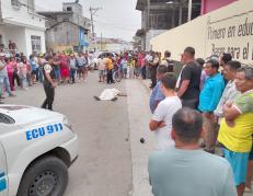 Los moradores del sector prestaron una sábana para tapar al muerto hasta el levantamiento del cadáver.