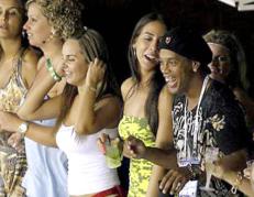 De vuelos espaciales a fiestas con permiso: los contratos más insólitos en el fútbol