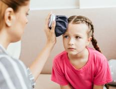 Un golpe en la cabeza leve en niños, inclusive, podría causar una discapacidad adquirida.