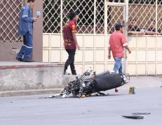 Piezas de la moto quedaron esparcidas en ese tramo de la avenida