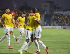 Janner Corozo y Joao Rojas festejando en el estadio Nueve de Mayo de Machala.