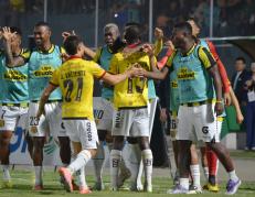 Barcelona celebrando el 2-1 ante Orense en el estadio Nueve de Mayo de Machala.