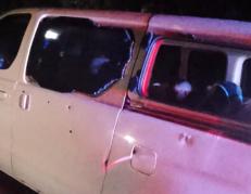 Vehículo en el que se movilizaba pareja atacada a tiros