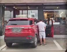 Hombre orina en gasolinera