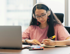 Becas Impulso Ecuador 2025: mujeres están sujetas a beneficio del Gobierno.
