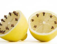 Limón y clavos de olor