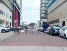 Vallas fueron retiradas cerca de un centro comercial.