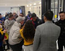 Gonzalo Plata a la salida del Novotel de Toronto firmando autografos a los hinchas.