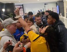 Gonzalo Plata a la salida del Novotel de Toronto firmando autógrafos a los hinchas.