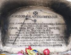 Peinillas de plastico, caramelos y juguetes depositados en la primera tumba de Guayaquil que data de 1831