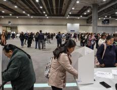 Muchos migrantes ejercen su derecho al voto en Madrid, España.
