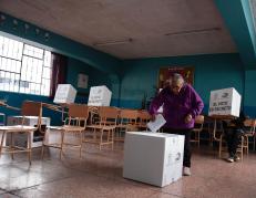 Adulta mayor votando