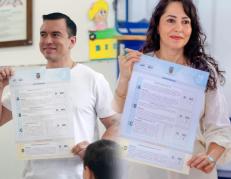 Daniel Noboa y Luisa González mostraron a los presentes su papeleta electoral.
