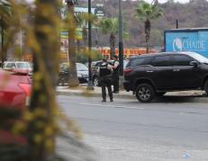 El vehículo de la víctima quedó sobre el parterre de la vía.