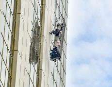 obreros suspendidos en edificio La Previsora
