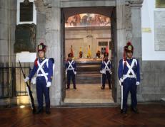Este es el mausoleo en Quito donde descansan los restos de Antonio José de Sucre.