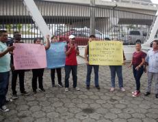 TRABAJADORES EXIGEN PAGOS MIN SALUD