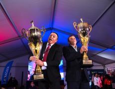 Miguel Jaramillo y Octavio Tamayo celebran su victoria en la final del Campeonato Mundial de 40, tras una intensa partida en el Centro Comercial Iñaquito.