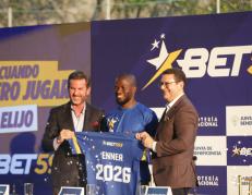 José Enrique Rivas, Enner Valencia y Julio César Alvarado de Lotería Nacional en la firma del goleador como embajador de la marca Bet593.