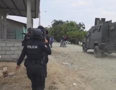 Policías y militares se desplegaron por tierra, agua y aire en el cantón ferroviario.